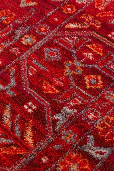 PIETRA PTA 21 RED Sıcak Renk Tonlarını Etnik Desenler ile Buluşturan Yumuşak Tuşeli Makine Halısı